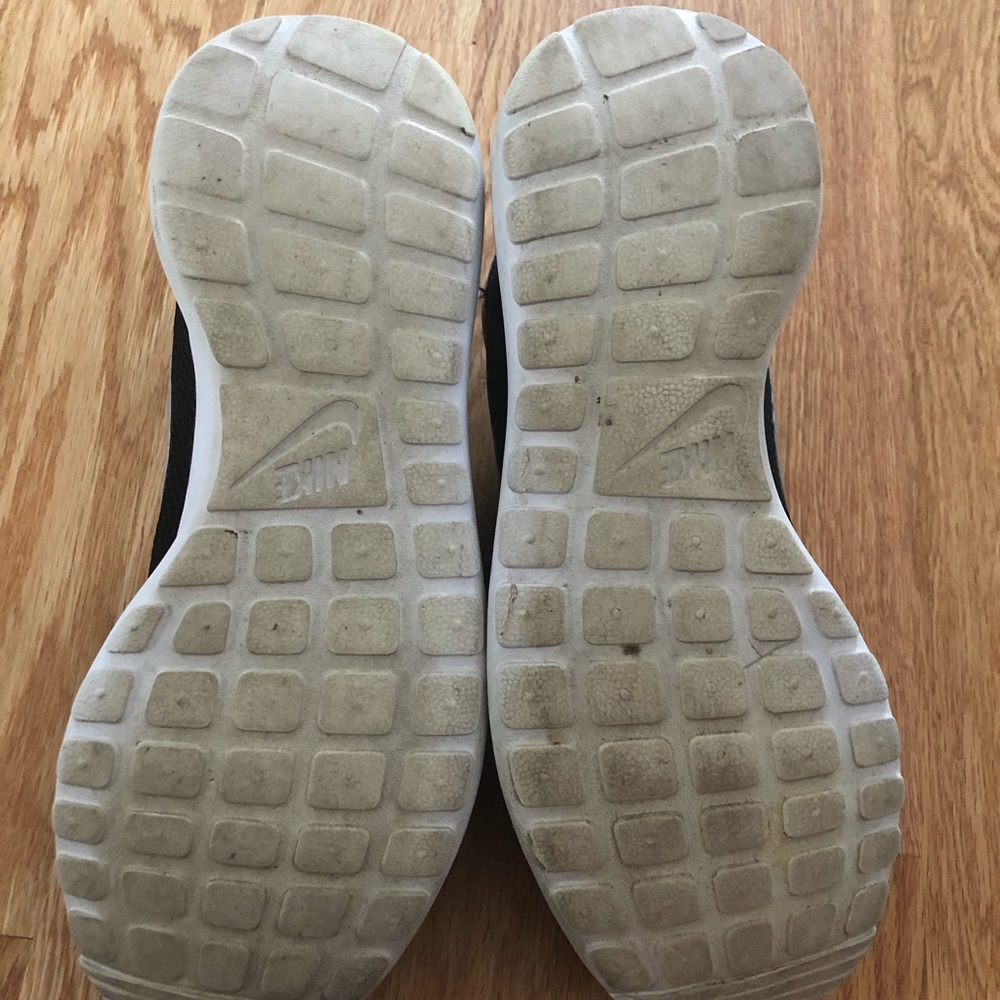 Nike Roshe Sneakers - Picture 4 of 4